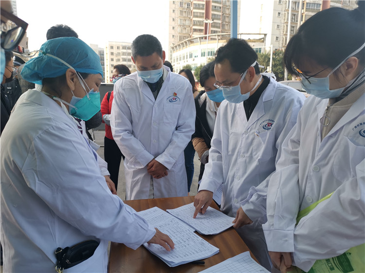 8_中心专家组正在全区各地深入危险区域排查疫情和甄别病例.jpg