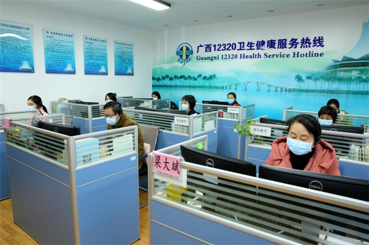 正在日夜值班解释群众咨询的广西12320卫生健康服务热线.jpg