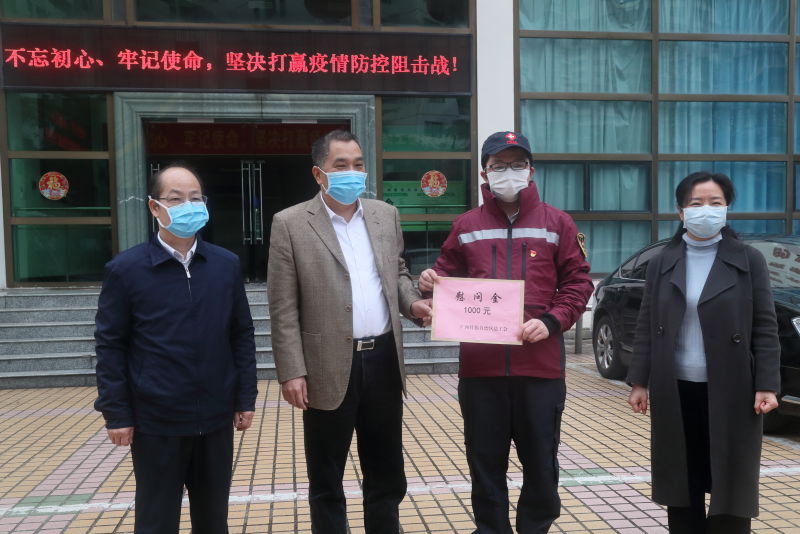 自治区总工会到中心慰问照片2.jpg
