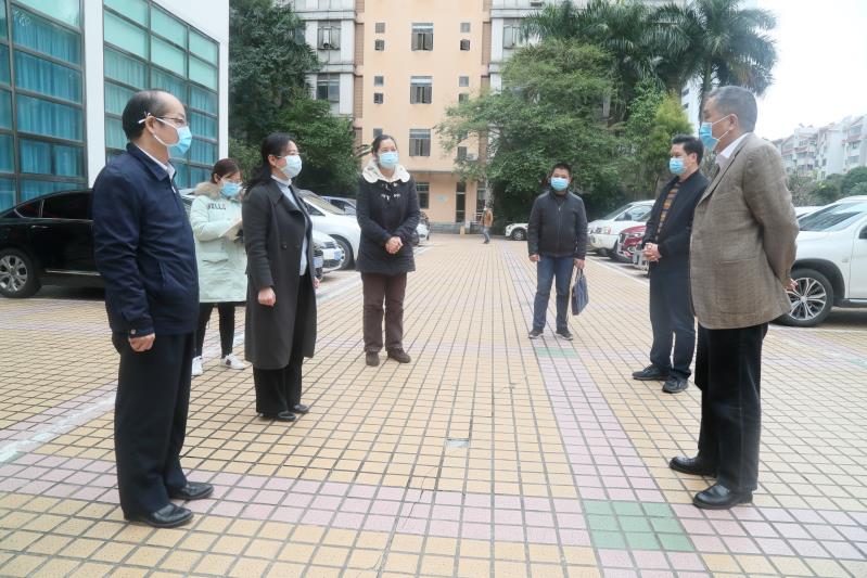 自治区总工会到中心慰问照片3.jpg