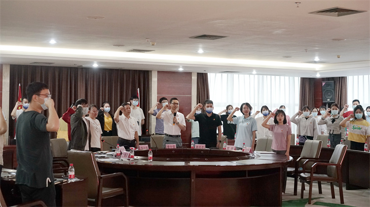 2.自治区卫生健康委团委副书记廖中强带领青年团员重温入团誓词.JPG