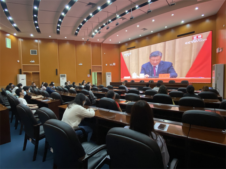2.团员青年集中观看直播.jpg