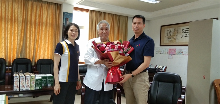 林玫主任走访慰问李全忠.jpg