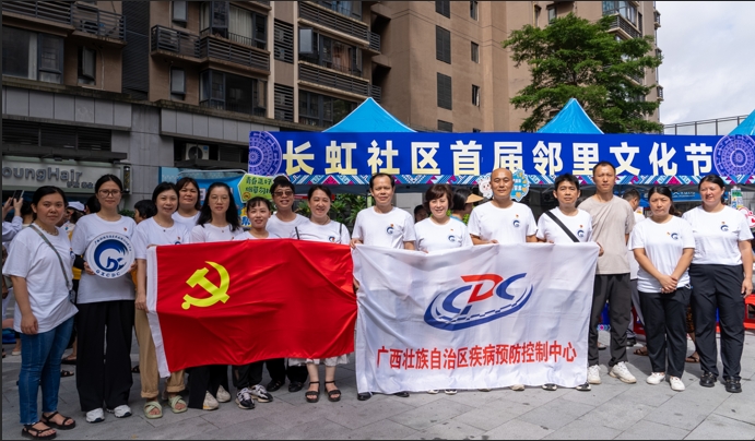 10.参加活动的自治区疾控中心健康科普志愿者合影2.png