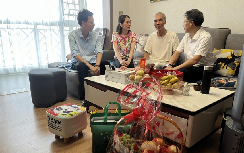 中心主任钟革带队慰问退休干部潘士贤同志.png