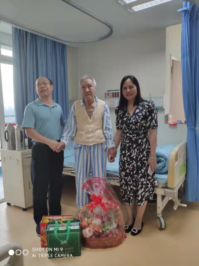 中心党委副书记贝春华带队慰问离休干部武全根同志.png