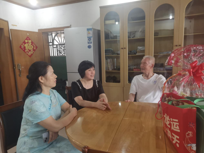 中心纪检书记李红带队慰问退休干部黄和友同志.png