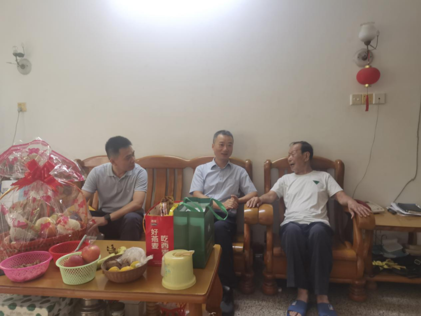 中心副主任朱金辉带队慰问退休干部石维志同志.png