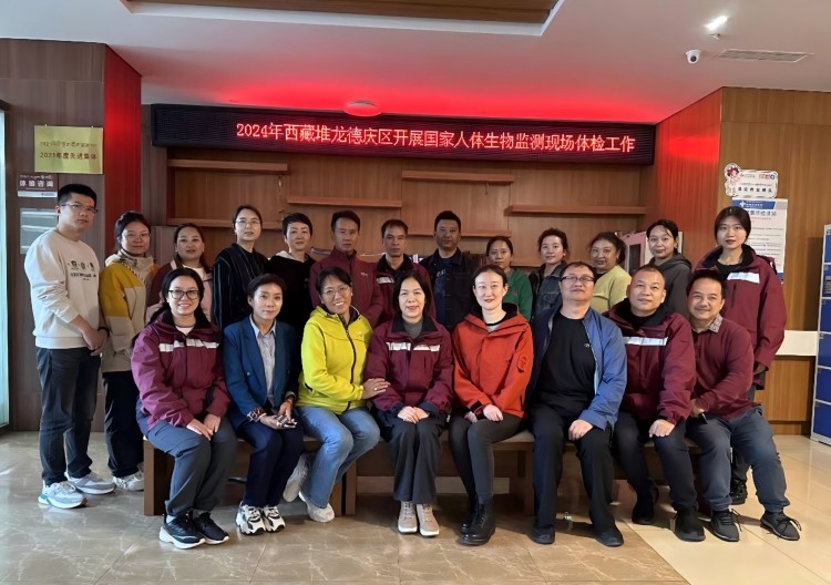三个自治区工作人员合影.jpg