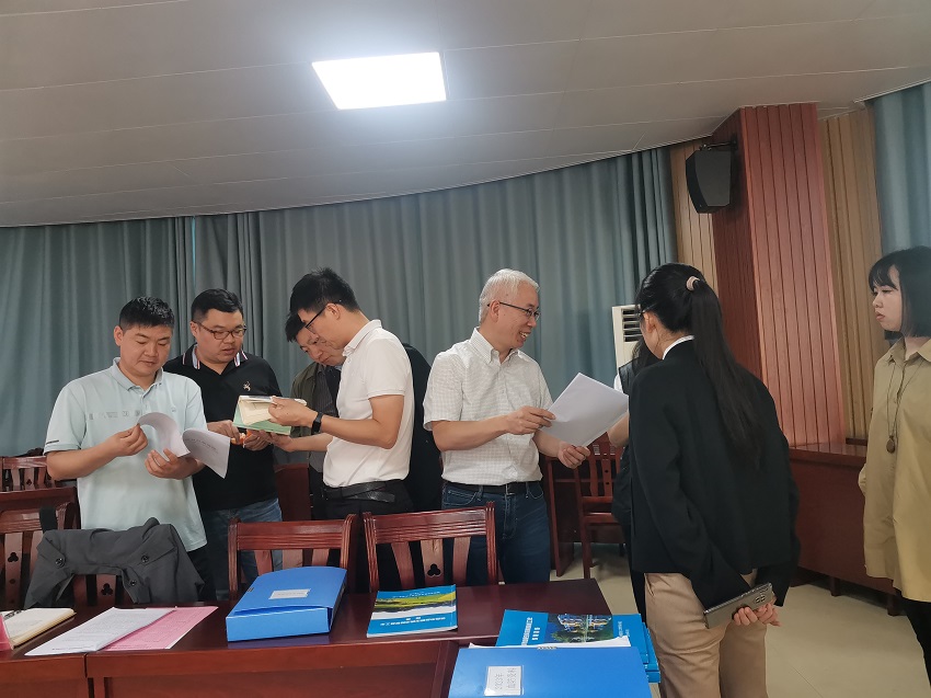 3.调研组在靖西市查看资料20241113.jpg
