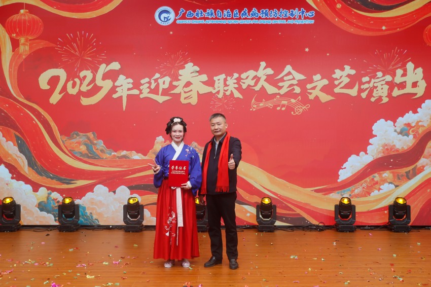 王盛副局长为一等奖节目颁奖.jpg