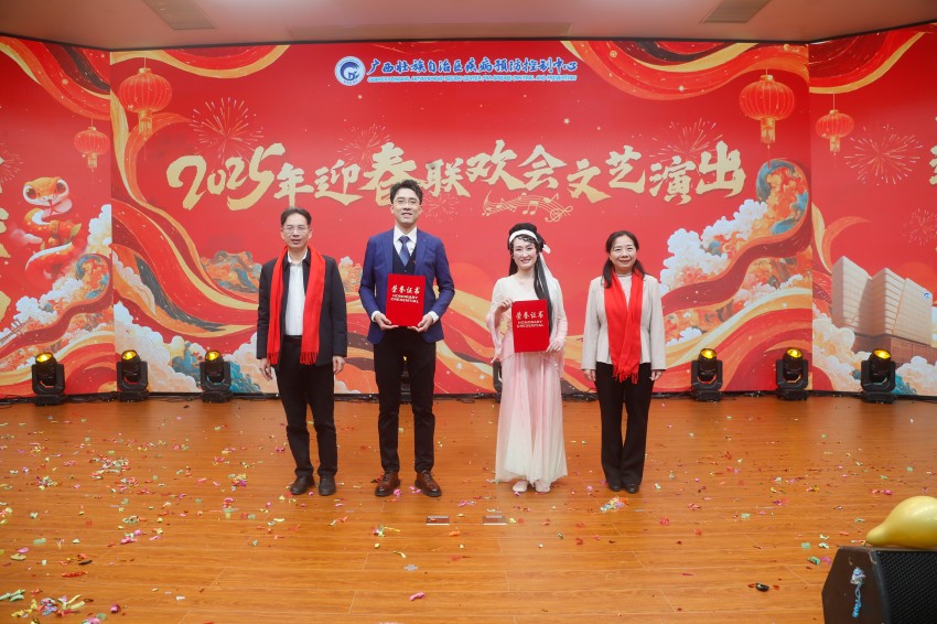 中心党委书记林玫（右一）和中心党委副书记、主任钟革（左一）为二等奖节目颁奖.jpg