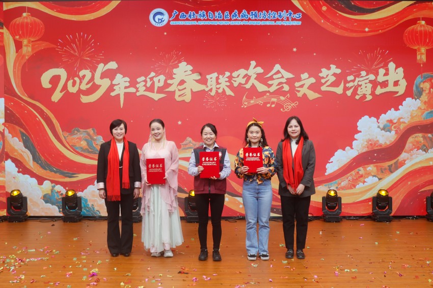 中心党委副书记、副主任贝春华（右一）和中心纪委书记李红（左一）为三等奖节目颁奖.jpg