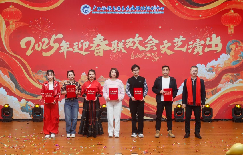 中心副主任朱金辉（右一）为优秀奖节目颁奖.jpg