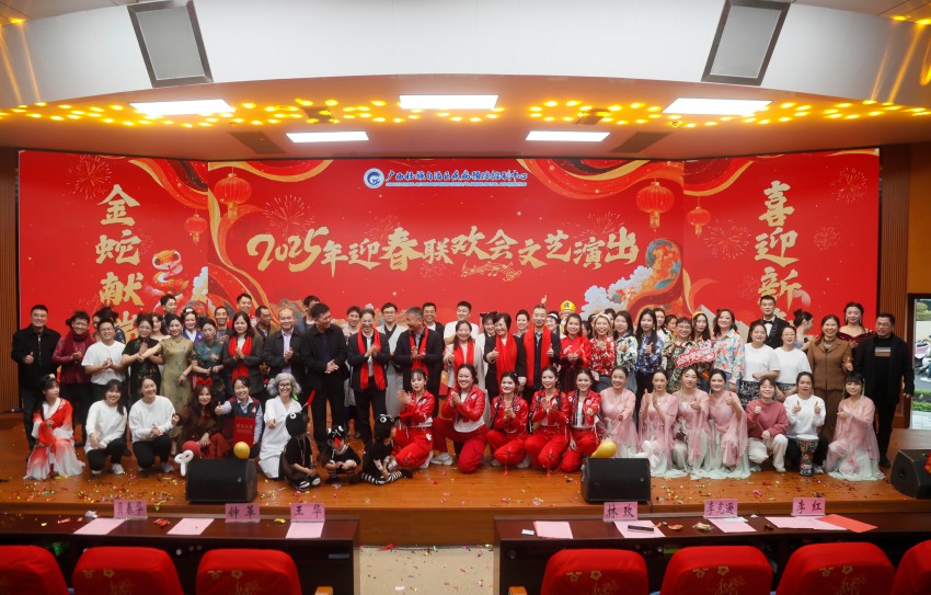 领导嘉宾与全体演职人员合影.jpg