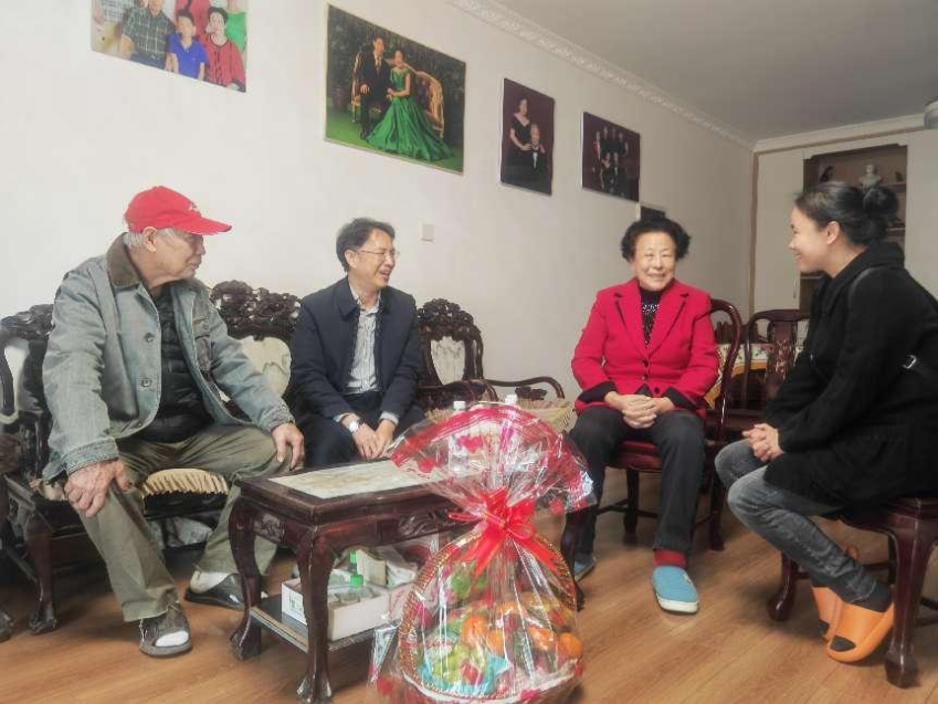 慰问老同志02.png