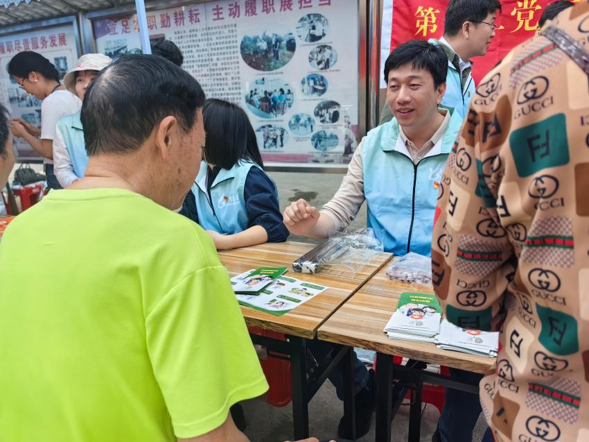 党员为群众讲解结核防治知识.jpg