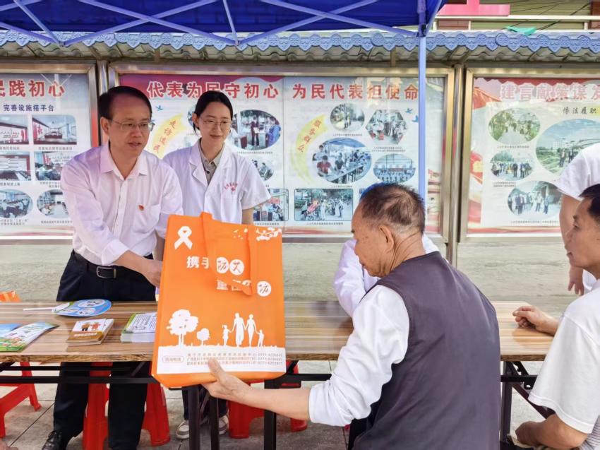 党员为群众发放防艾宣传品.jpg