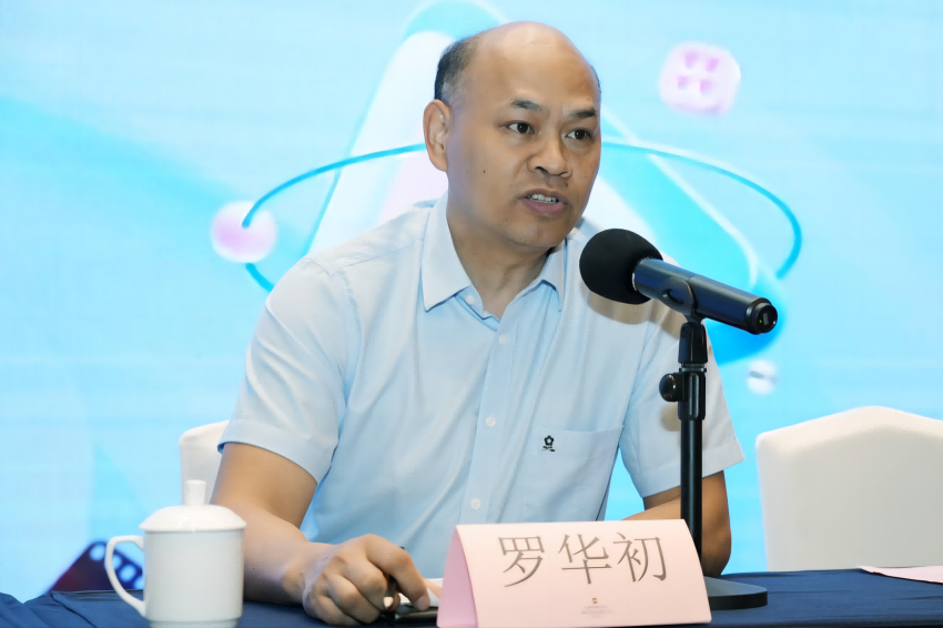 罗华初副主任.png