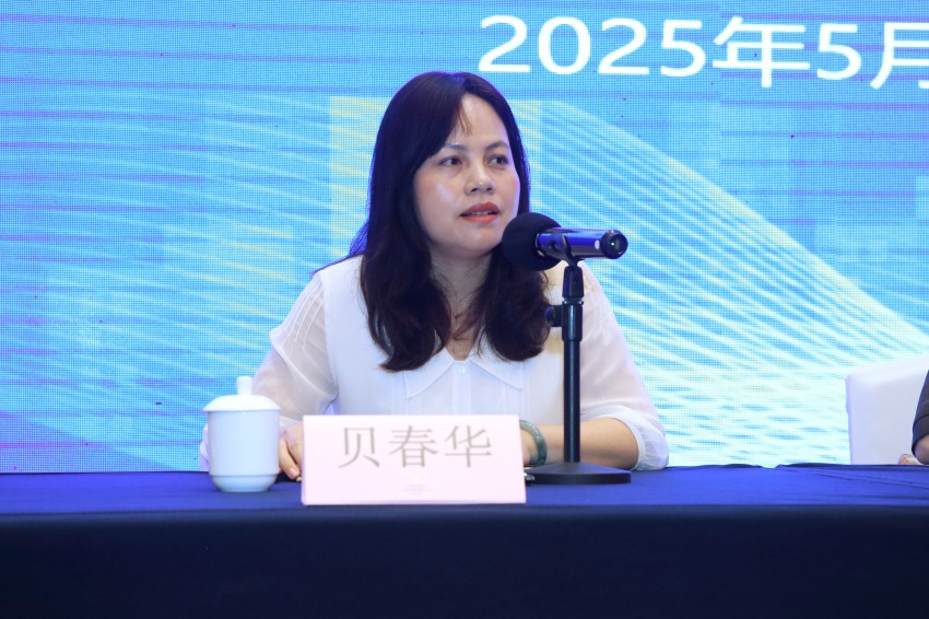 3.自治区疾控中心党委副书记、副主任贝春华主持开班仪式.jpg